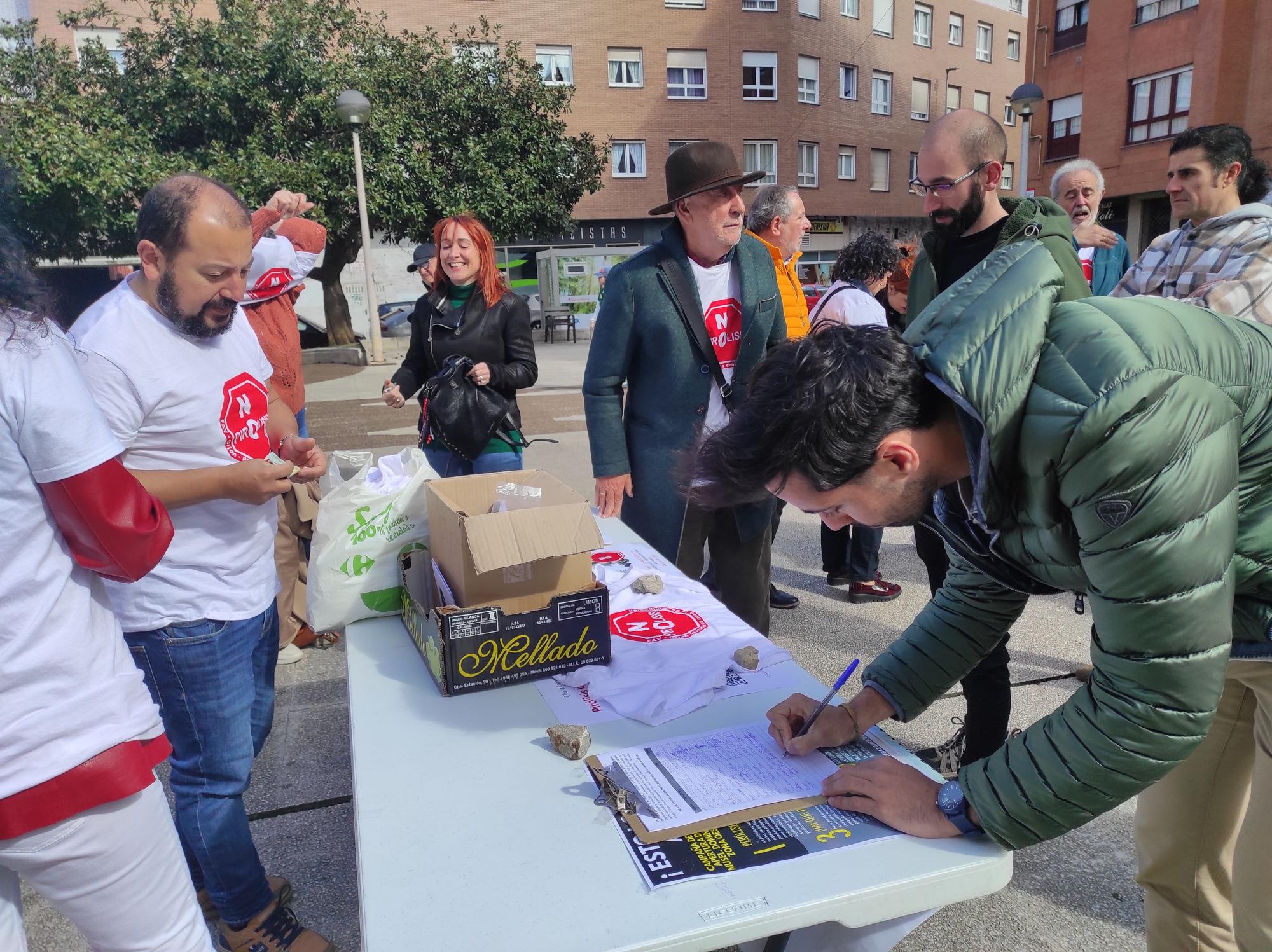 En imágenes: Los vecinos de Gijón empiezan a recoger firmas contra la planta de pirólisis en El Musel