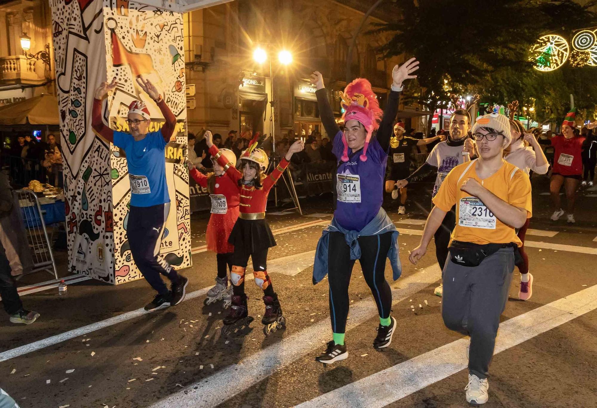 La San Silvestre de Alicante llena de colorido la ciudad