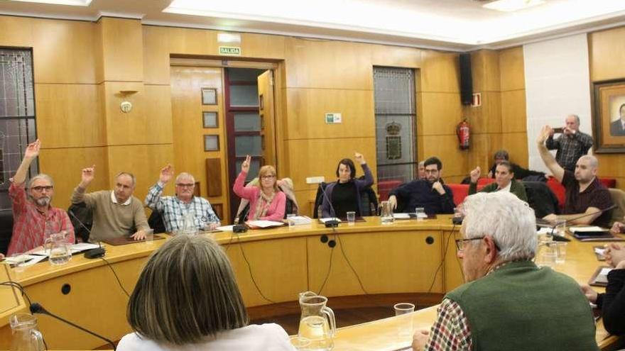 Votación de la moción, ayer, en el Pleno municipal celebrado en el Ayuntamiento de Carreño.