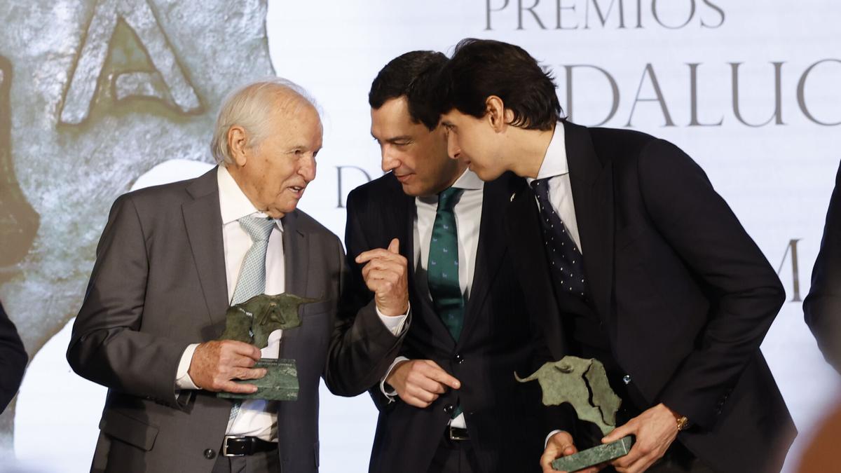 El torero Manuel Benítez ‘El Cordobés’ (i) conversa con el presidente de la Junta de Andalucía, Juanma Moreno (c), y el diestro Roca Rey.