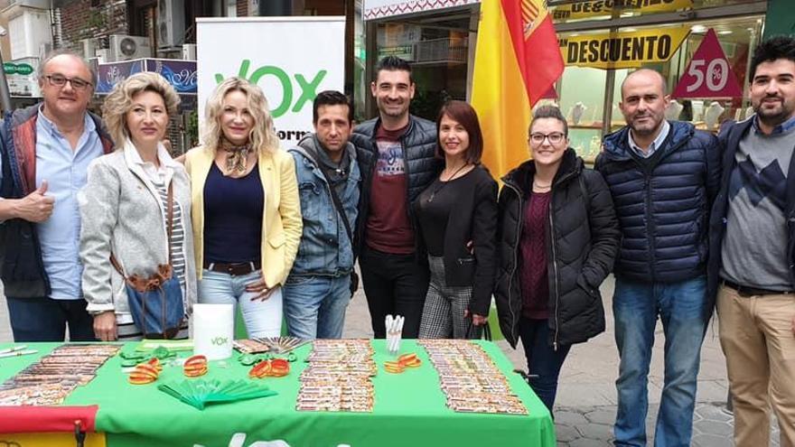 David Perez Brígido, en el centro, en una mesa informativa junto a otros miembros de Vox