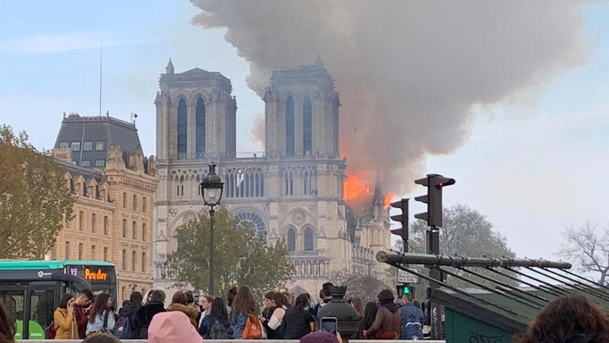 Impresionante incendio en la catedral de Notre Dame de París