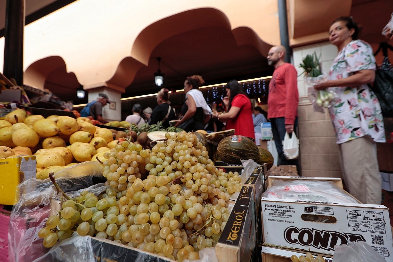 Compra de uvas en el mercado de Santa Cruz de Tenerife