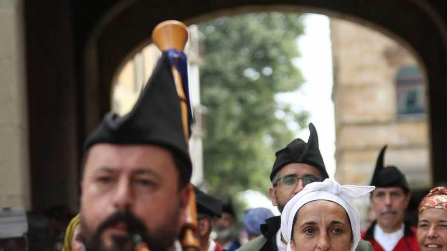 Miembros del grupo folclórico &quot;Excelsior&quot;, en la plaza del Marqués (Gijón).