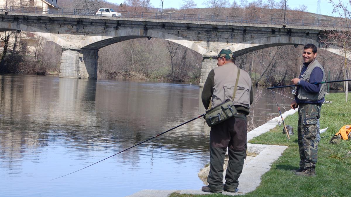 Pescadores en Puebla de Sanabria.