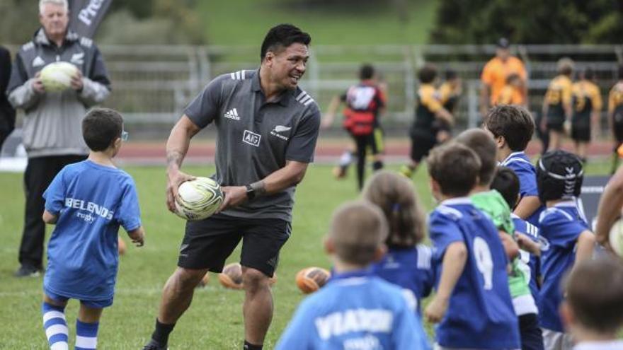 Medio centenar de deportistas entrenan con los All Blacks