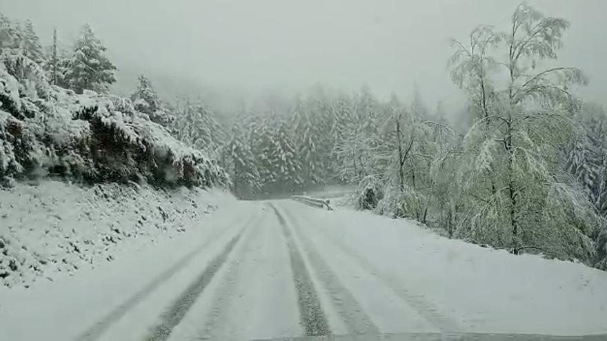 La nieve complica la circulación y corta el acceso a Madrid por carretera desde Asturias