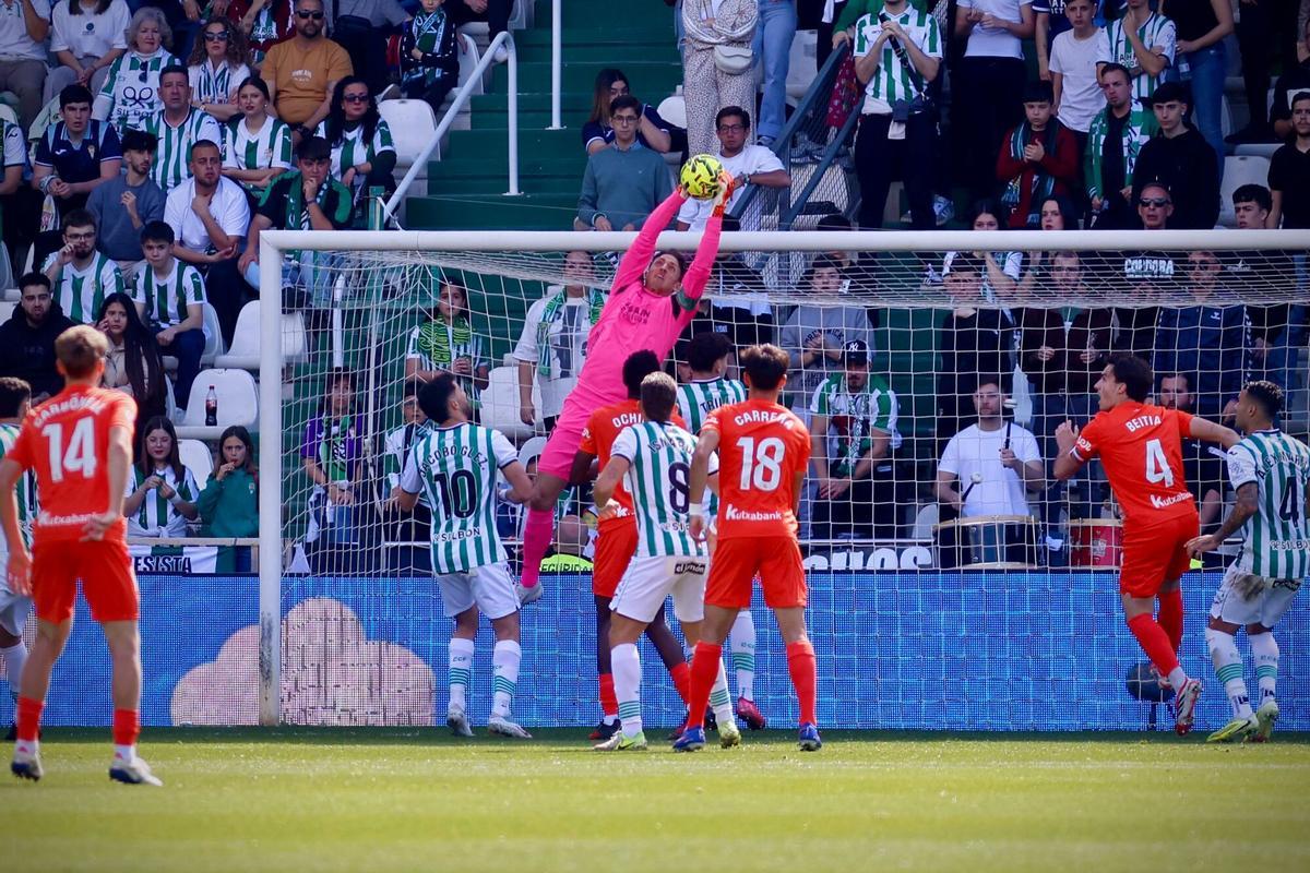 Carlos Marín atrapando el balón en el encuentro Córdoba CF-Real Sociedad