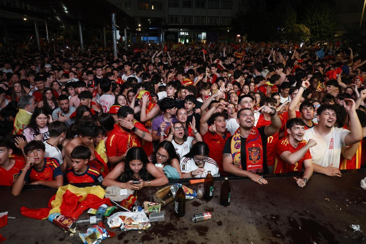 Los compostelanos vibran con La Roja