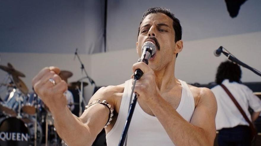 Rami Malek  se mete en el papel de Freddie Mercury.