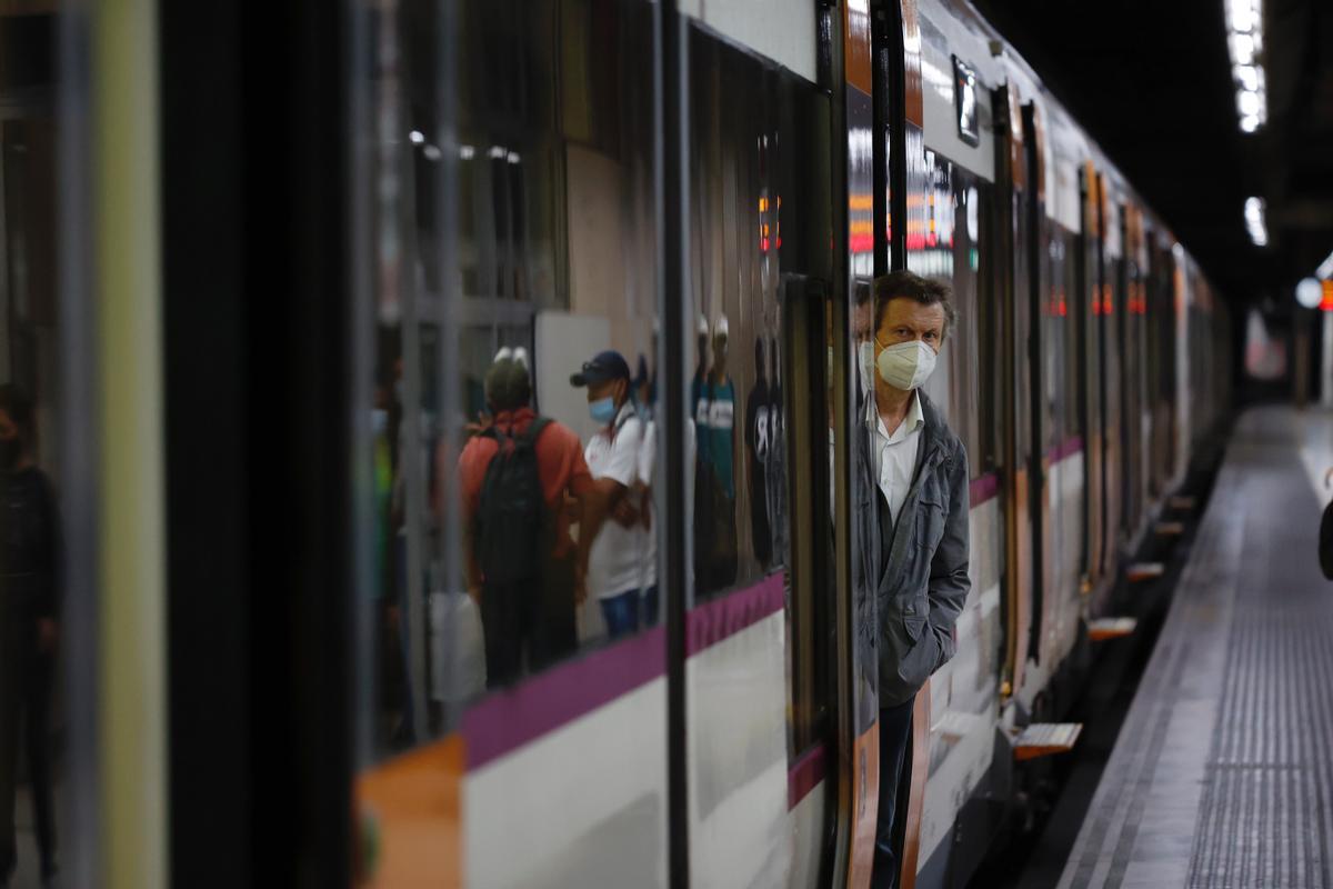 Un hombre se asoma al andén desde su tren, mientras espera a que este se ponga en marcha, durante la jornada de huelga de Renfe del 4 de octubre.