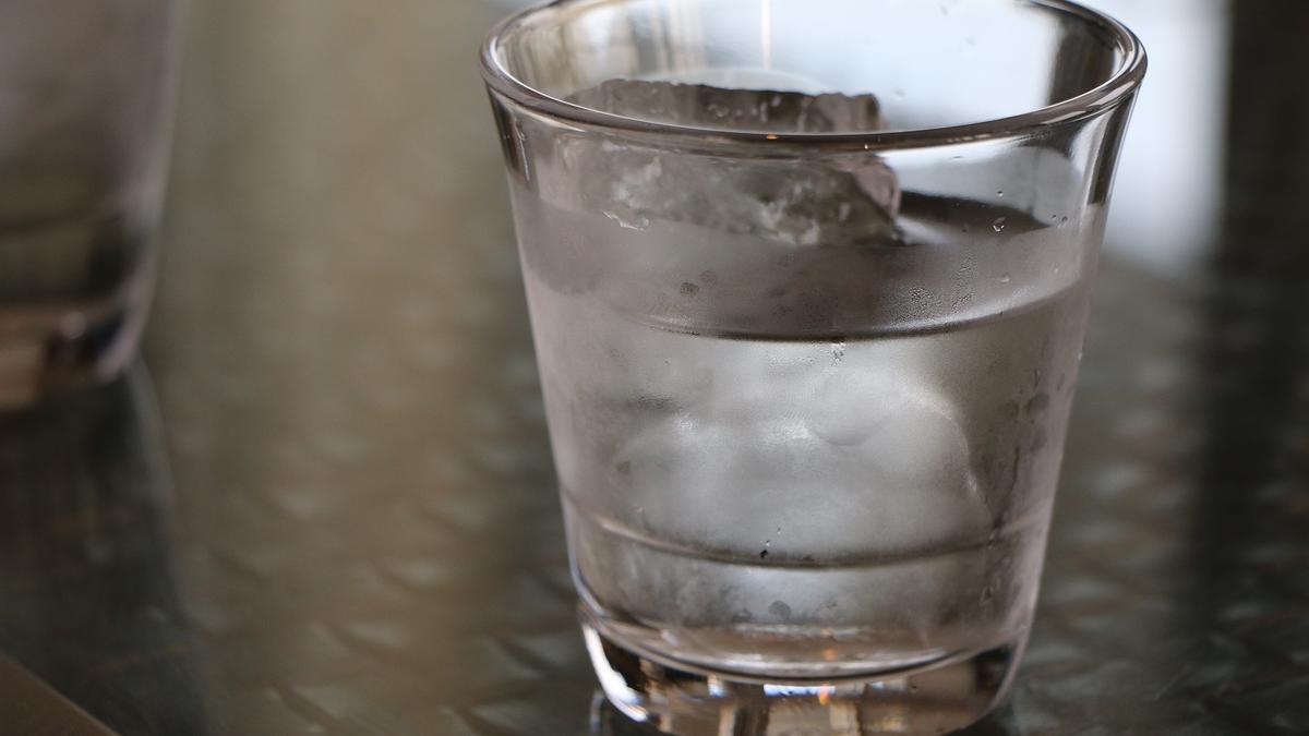 Beber mucha agua es fundamental para luchar contra la celulitis.