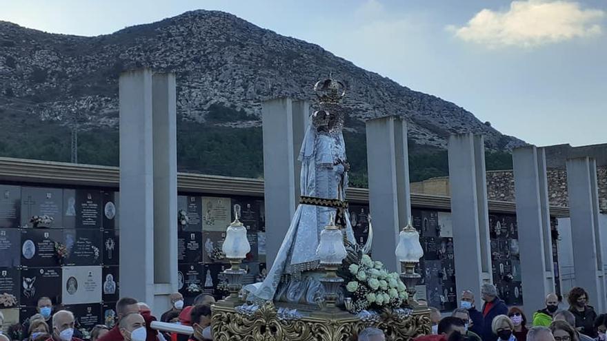 La patrona ha visitado el cementerio antes de dirigirse al Santuario.