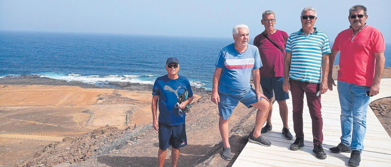 Juan Hernández Ramírez, José Ramírez García, José F. Rosales Ramírez, y Celestino y Sebastián Ramírez Hernández,  con los restos del terreno de las salinas al fondo.