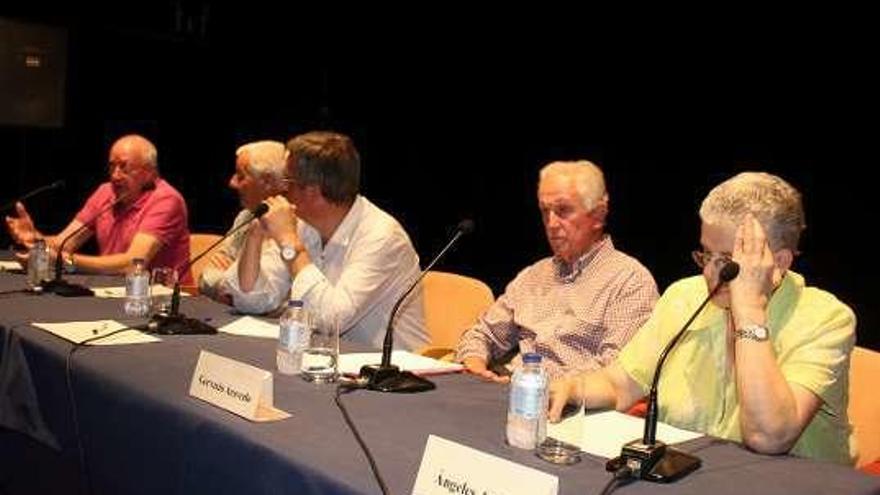 Por la izquierda, Eduardo Lastra, Manuel Álvarez, el historiador y moderador de la mesa Armando López, Gervasio Acevedo y Ángeles Arango.