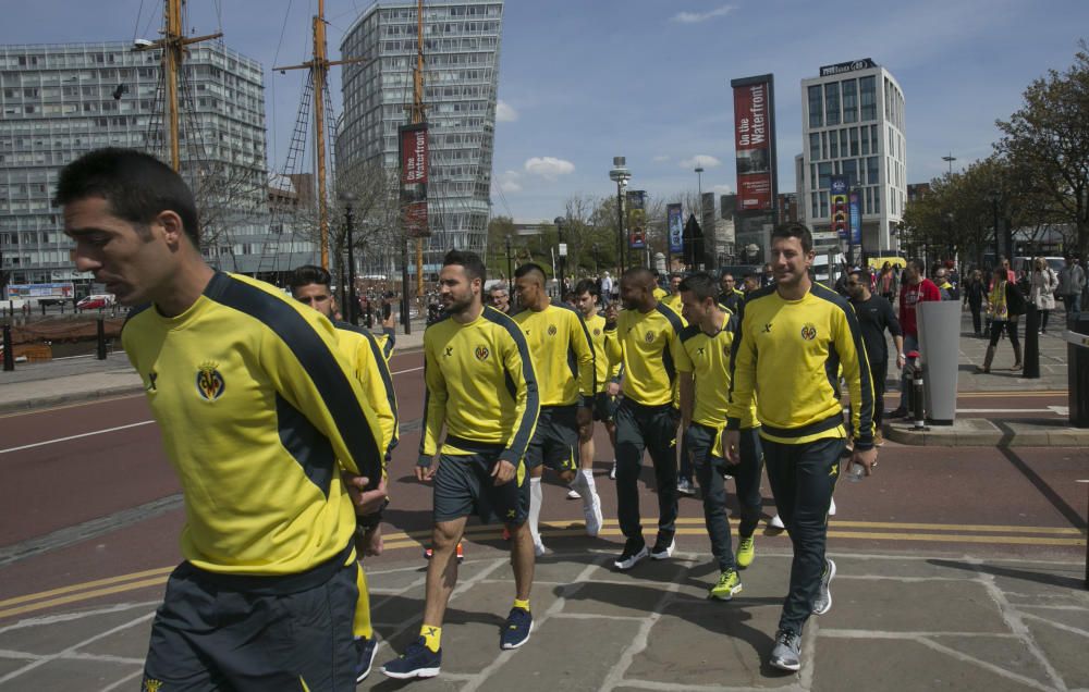 Liverpool se tiñe de amarillo