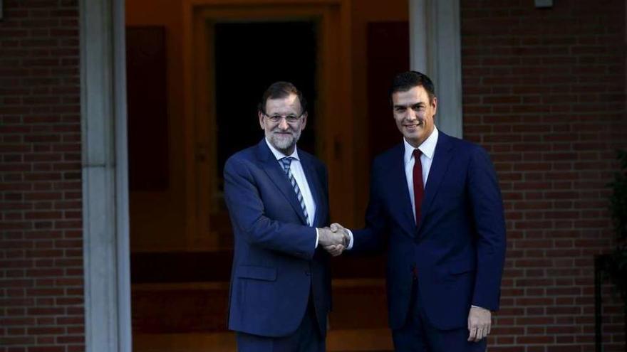 Mariano Rajoy y Pedro Sánchez, el pasado mes de noviembre, a las puertas de La Moncloa.