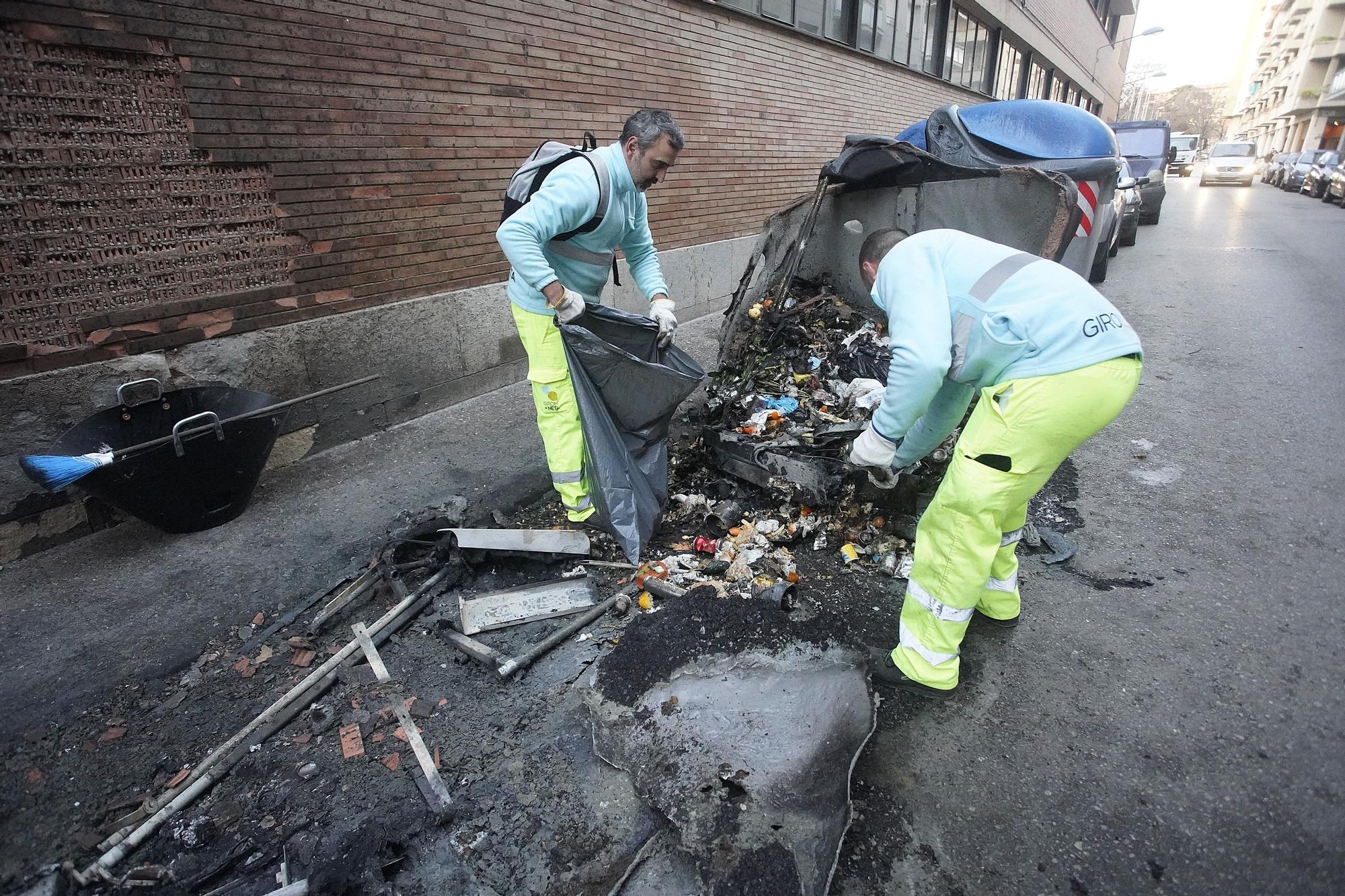 Un incendi de contenidors acaba amb un cotxe cremat i amb danys en una escola de Girona