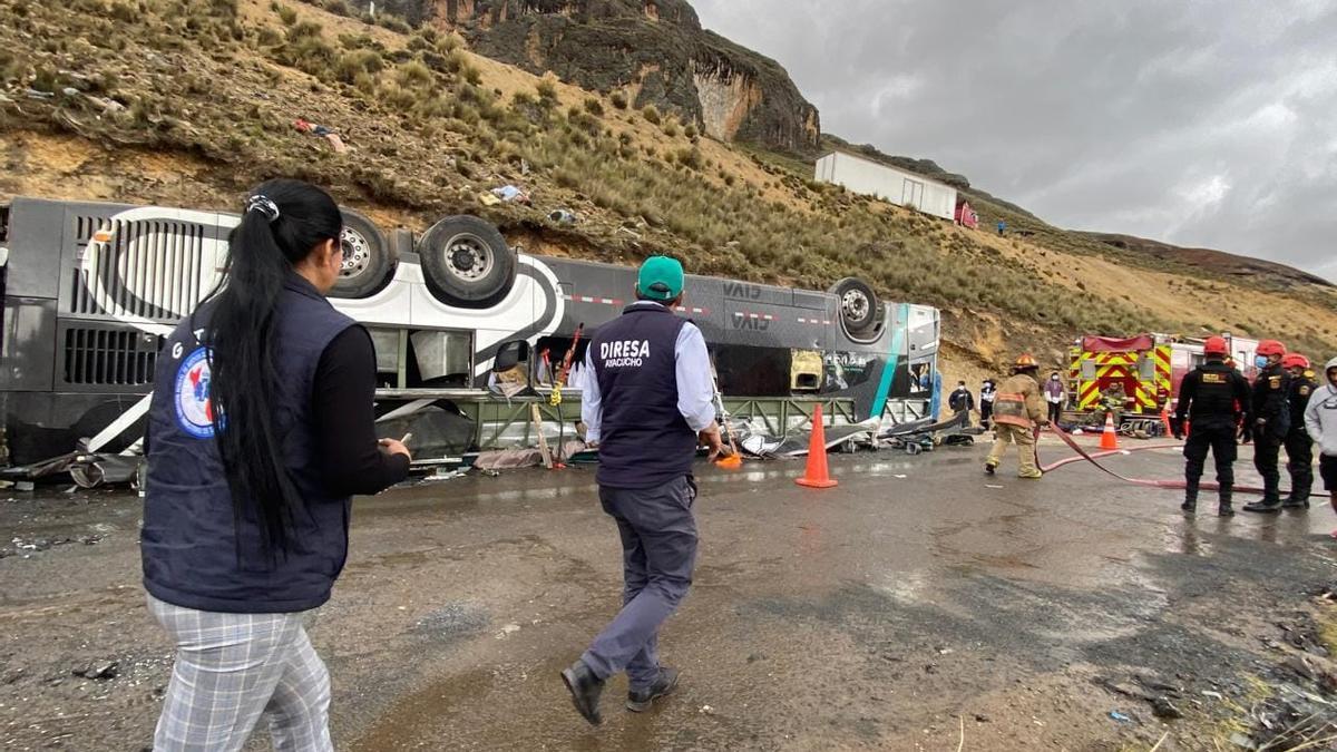 Al menos trece muertos y casi una veintena de heridos en un accidente de autobús en Perú.