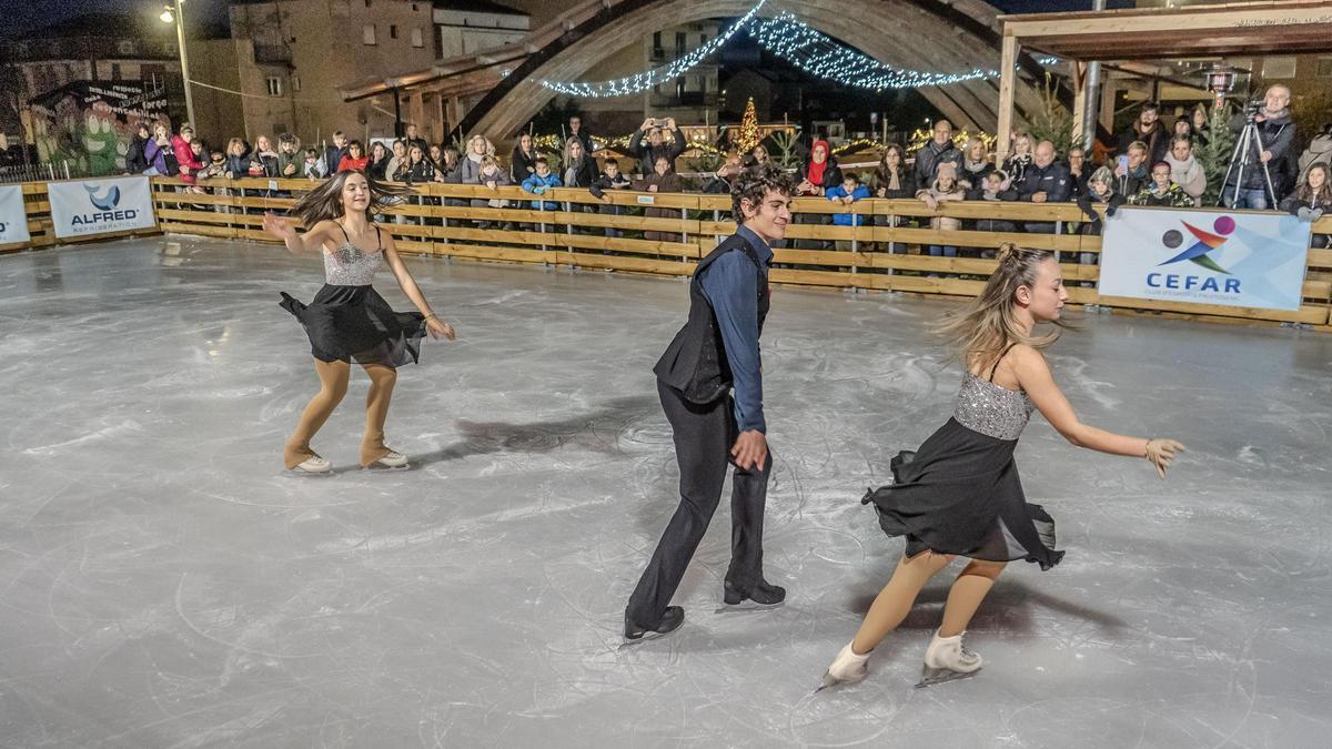 Exhibició de patinatge en l'estrena de la pista