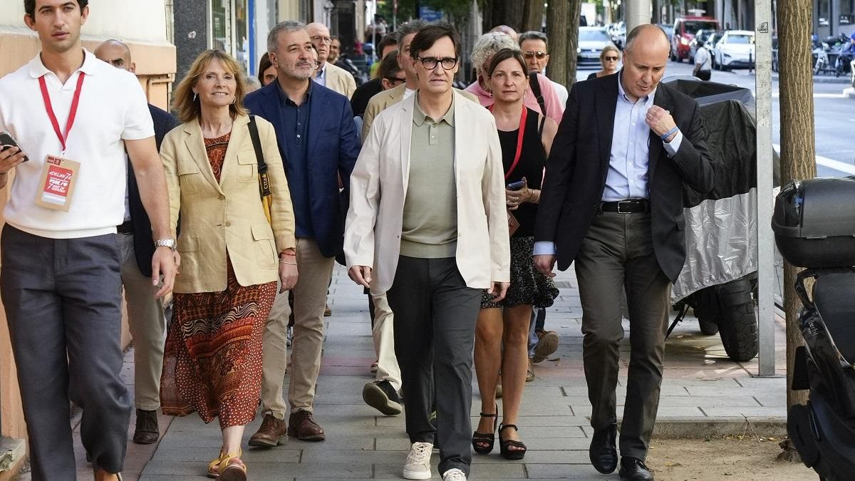 El president de la Generalitat y líder del PSC, Salvador Illa, este sábado a las puertas de Ferraz