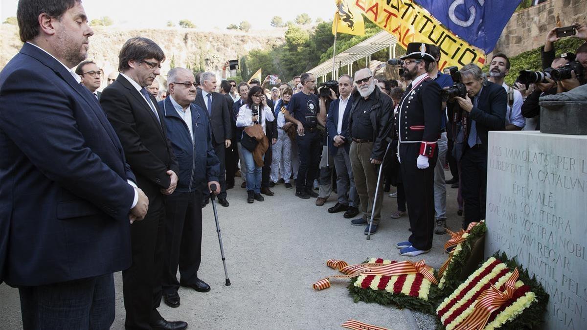 Carles Puigdemont y Oriol Junqueras en la ofrenda ante la tumba de Lluis Companys