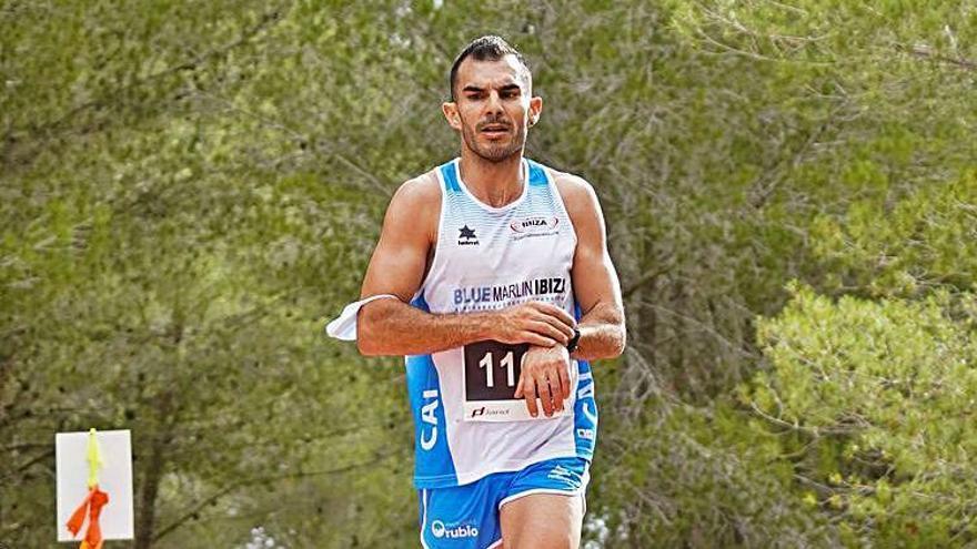 Uno de los participantes en la carrera llega a meta.