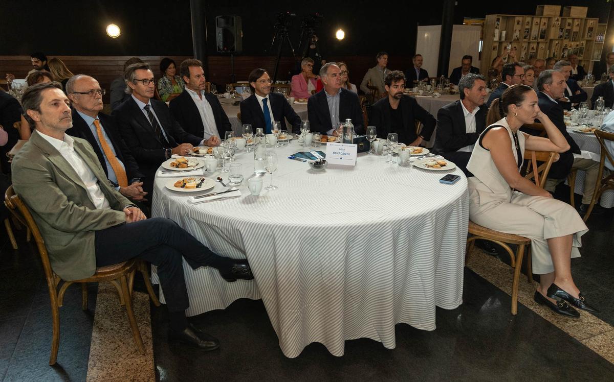 El edil de Urbanismo, Antonio Peral, la directora general de Planeamiento, Leticia Martín, y el profesor universitario Armando Ortuño analizan el futuro documento que aspira a cambiar el porvenir de la ciudad