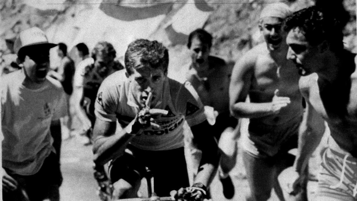 Pedro Delgado, durante una etapa del Tour de Francia en 1988.