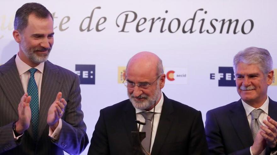 El Rey, con Fernando Aramburu (c) y Alfonso Dastis (d)