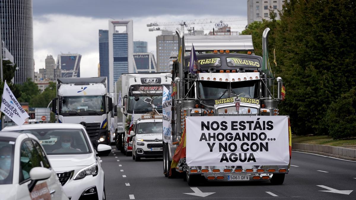 La Policía Nacional autoriza la caravana por el trasvase Tajo-Segura sin camiones tras dos horas de bloqueo