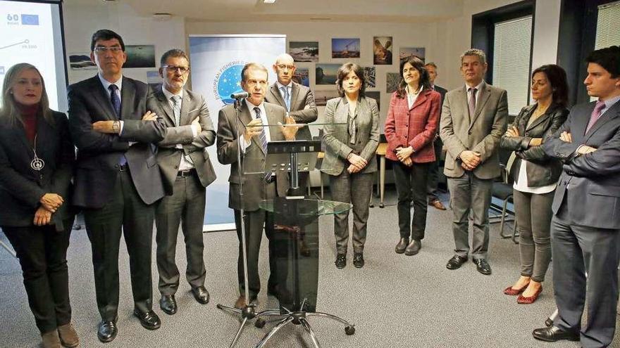 Abel Caballero durante su interevención con Pascal Savouret detrás y Covadonga Salgado a su derecha ayer en la sede de la Agencia Europea de Control de la Pesca en Vigo. // Marta G. Brea