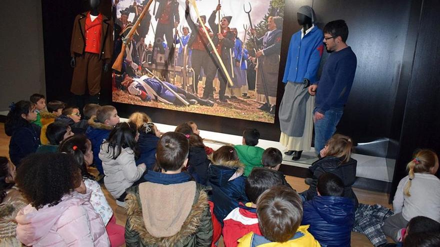 La visita de los niños de Pontecesures al Museo da Historia de Valga.