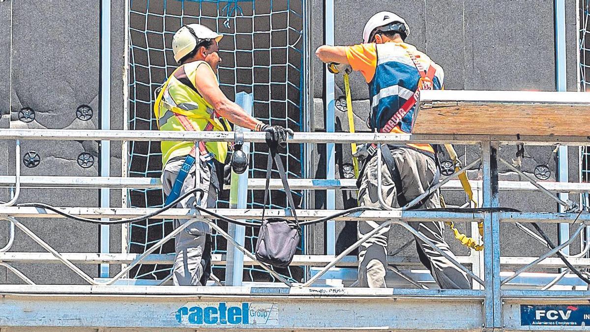 Trabajadores de la construcción, en un edificio de Barcelona.