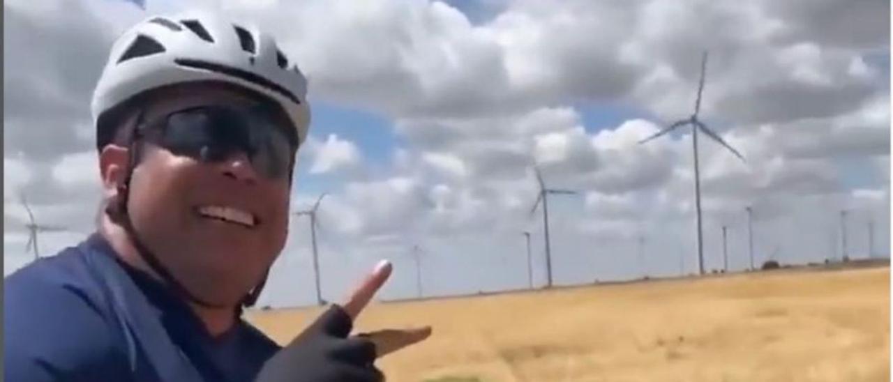 Ronaldo Nazario en bicicleta por tierras castellanas.   | // @RONALDO