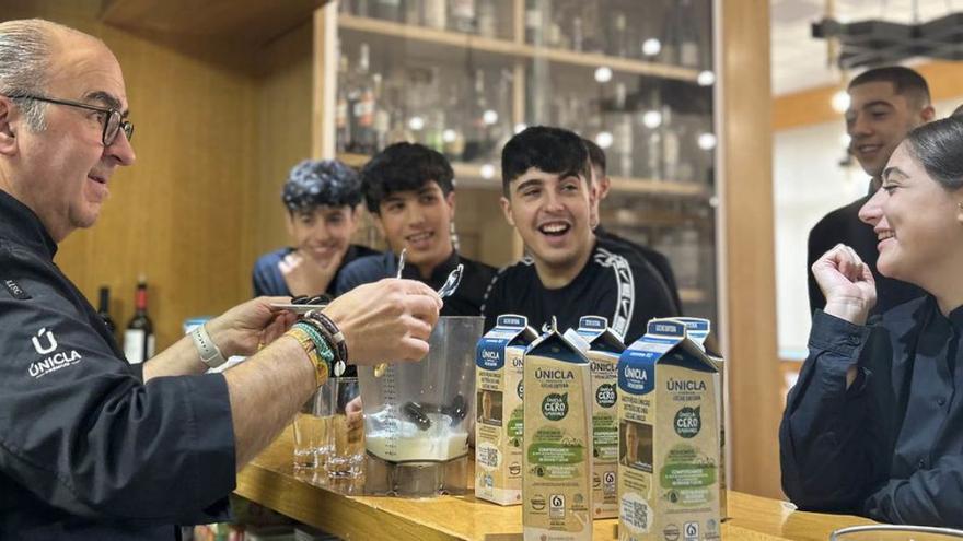 Feiraco impulsa el conocimiento profesional de la leche en los centros de FP de Hostelería