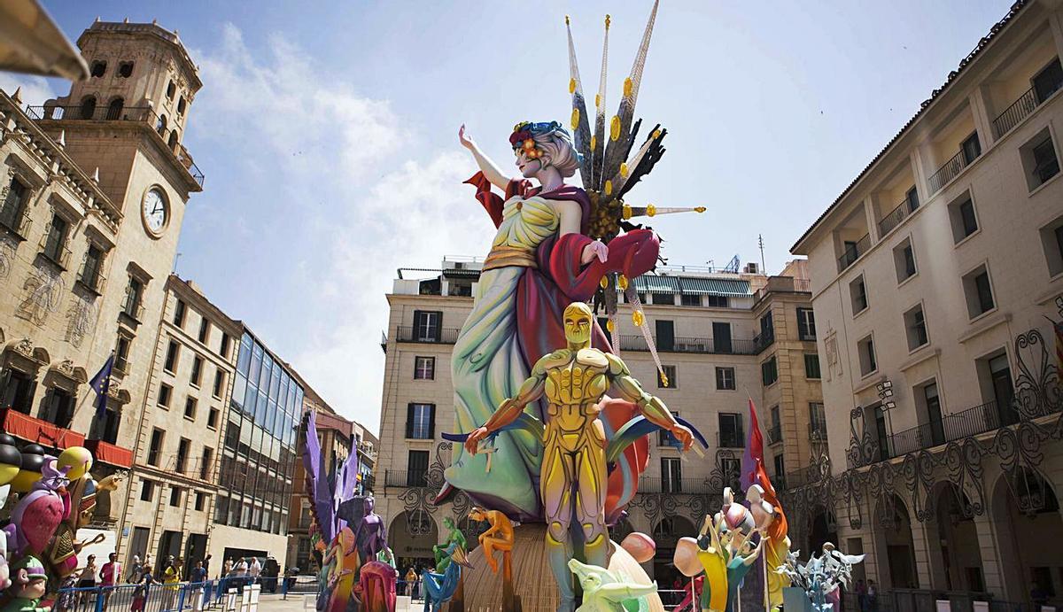 La Hoguera Oficial de Alicante, junto al Ayuntamiento, en 2019.