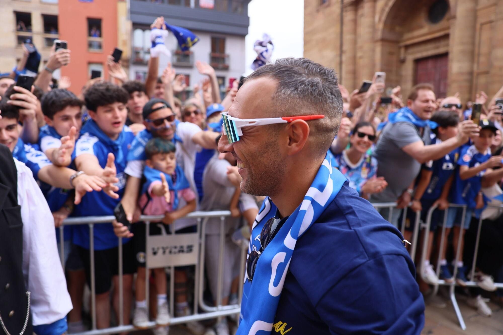 Locura azul en las calles de Oviedo para celebrar el ascenso del equipo a Primera División