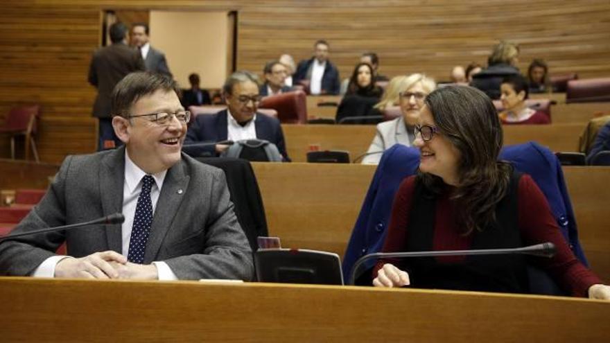 El presidente de la Generalitat, Ximo Puig, y la vicepresidenta, Mónica Oltra, ayer en la sesión de control de las Cortes.