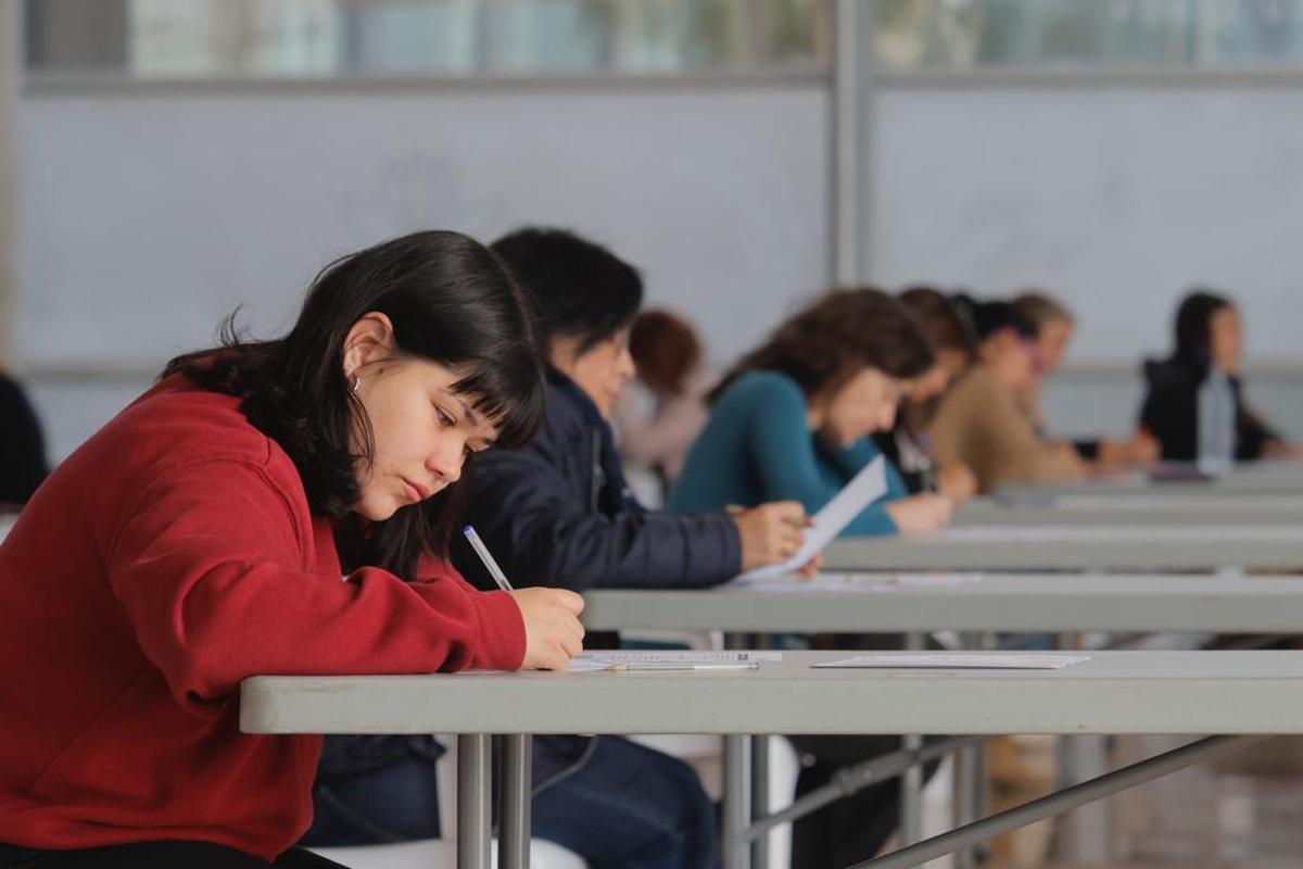 Cientos de personas realizan las pruebas orales del C2 de valenciano
