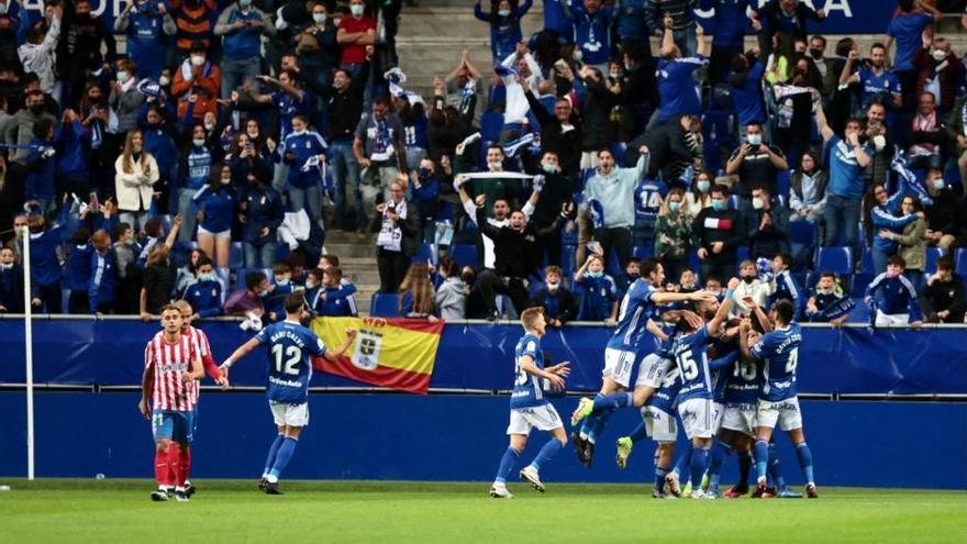 Los jugadores del Real Oviedo celebran el tanto de Lucas