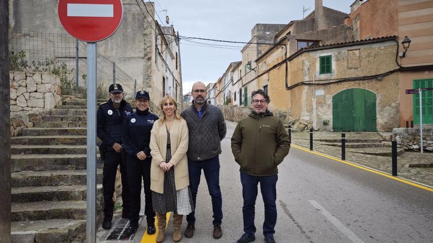 Catalina Soler, junto a agentes y regidores, en la calle que hoy ya es de un único sentido. | R.F.