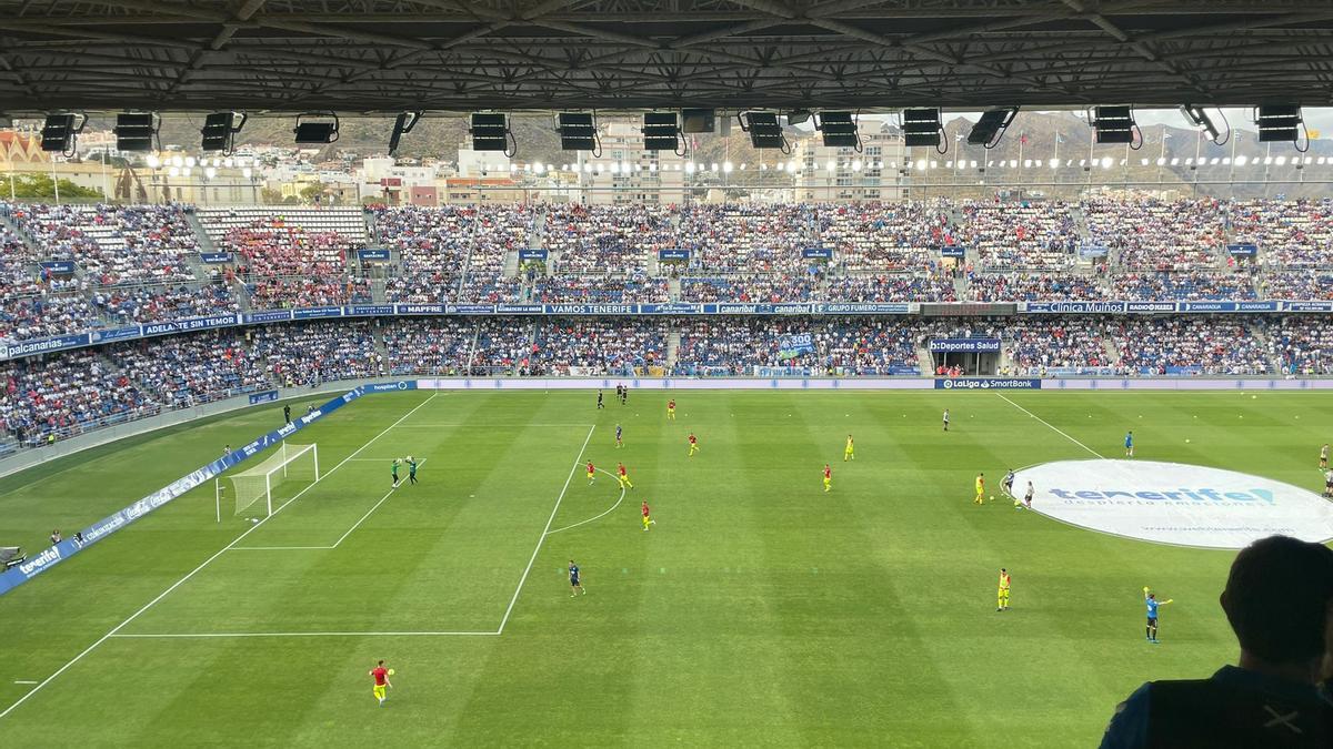 Falten 20 minuts perquè començi el partit. L&#039;equip continua escalfant-se a la gespa de l&#039;Heliodoro.