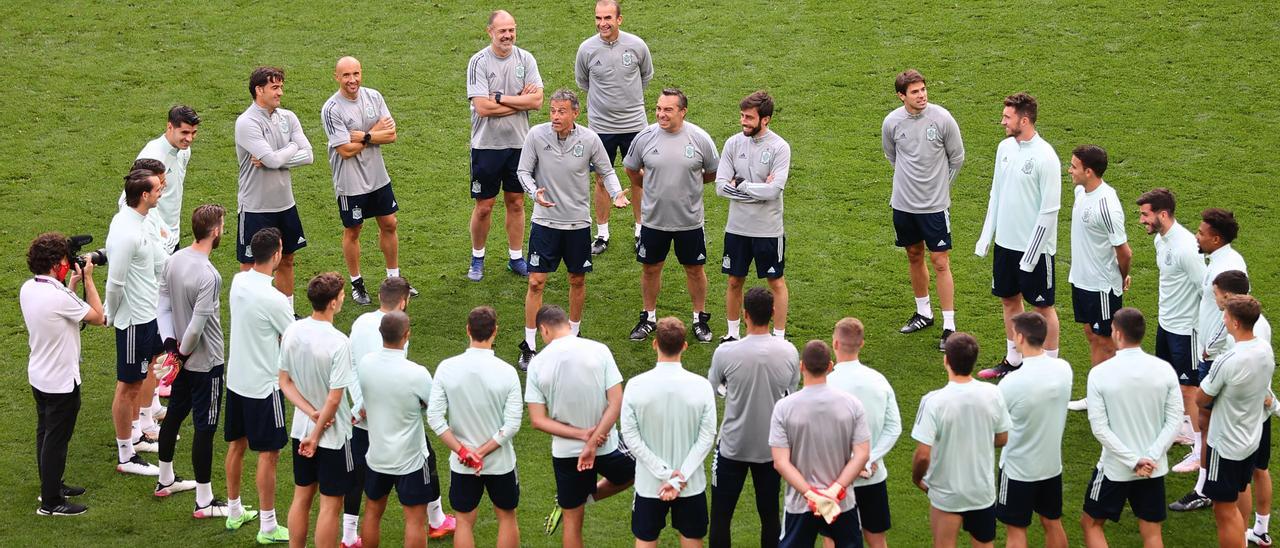 Luis Enrique, en el centro, dando instrucciones a los jugadores