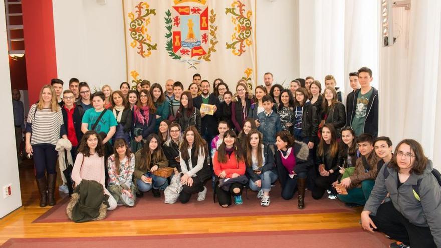 Foto de familia de los alumnos y el concejal de Educación