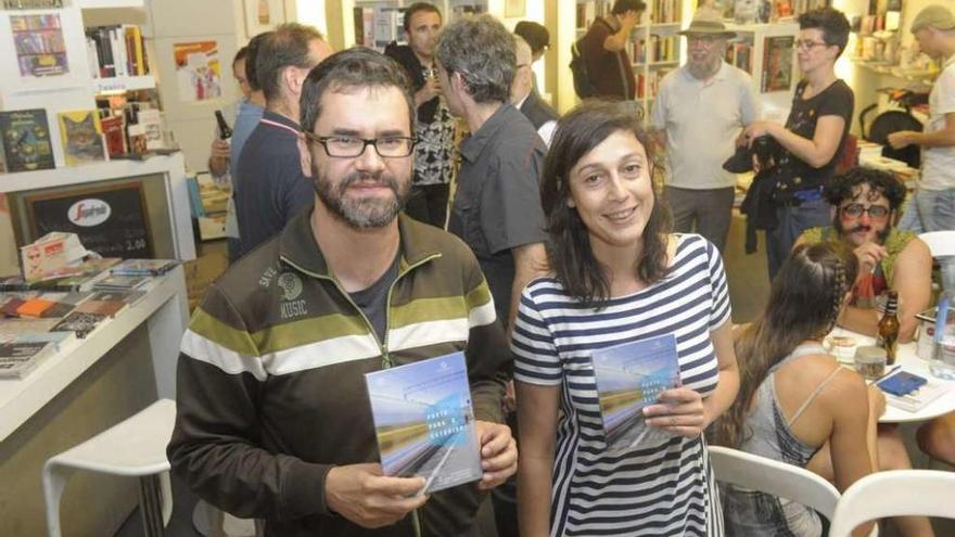 Os directores do documental &#039;Porta para o exterior&#039;, José Ramom Pichel e Sabela Fernández.