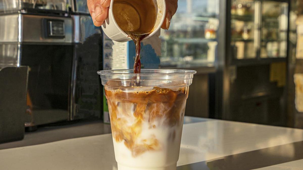 Si quieres un café normal, tendrás que pedir exprésamente que lo quieres sin hielo