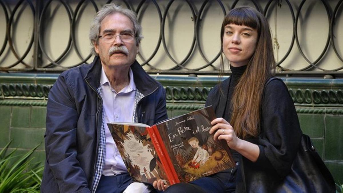 Jaume Cabré, con la ilustradora Júlia Sardà