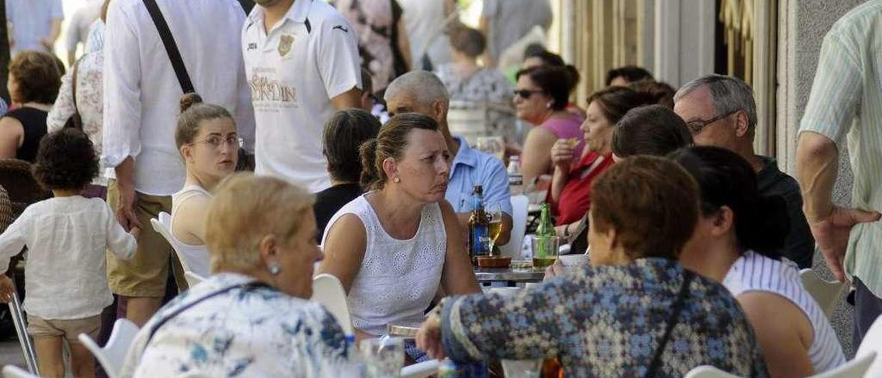 La terraza es la mejor alternativa con la llegada del calor  |  La ola de calor saca a la calle las terrazas de los bares. Estos se pueden ver medianamente vacíos en su interior pero con las mesas llenas fuera. Este fin de semana se ha podido observar como las calles de Lalín se llenaban de gente agolpadas en las terrazas de los bares animados también por las diferentes actividades que se desarrollaron durante las jornadas. Cuando el sol apretaba, el mejor refugio era una sombra y una bebida refrescante para soportar las altas temperaturas que cerca están de superar los máximos históricos del mes de junio.