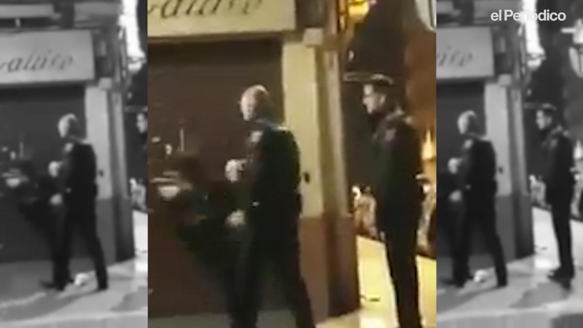 Moment en què el policia bufeteja a una dona a València.